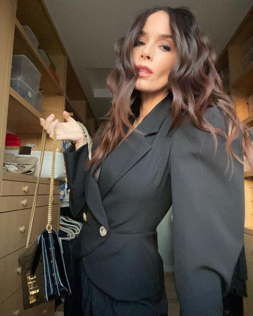Abigail Spencer on Instagram: "Teach me how to dougie. 👄 #closetseries"