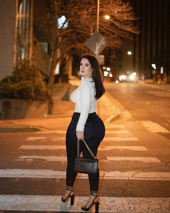 Es una nalgona que me encantarรญa tener sexo anal anal con ella.