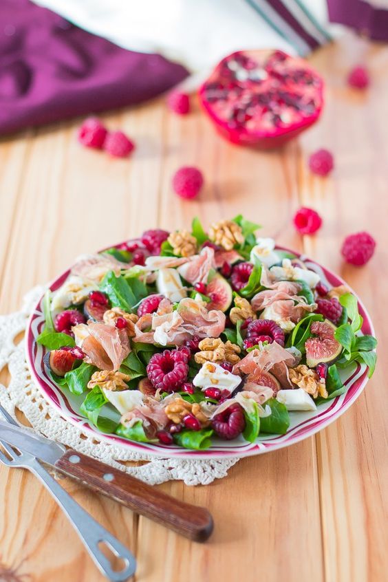Salade de mâche, noix, framboises, crottin de chèvre, grenade et figues aux lamelles de jambon de Parme
