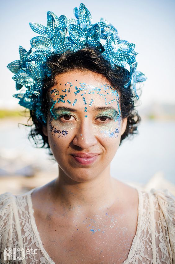 Carnaval, azul de Iemanjá: é pra se jogar no glitter e na coroa de paetês!