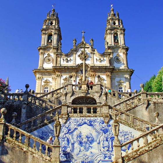 Ese cariño, respeto y admiración que tenemos por nuestro hermano peninsular lo merecía. Elegir los 10 pueblos más hermosos de su geografía es imposible, así que aquí lo haremos con los que están por encima del Tajo para demostrar que no solo compartimos ríos, también maquillaje rural. Porque sí, nos parecemos, pero encima es que en Portugal parecen haber sabido sacar más partido a las pequeñas poblaciones, haciéndolas más duras al paso del tiempo y por lo tanto, más bellas.