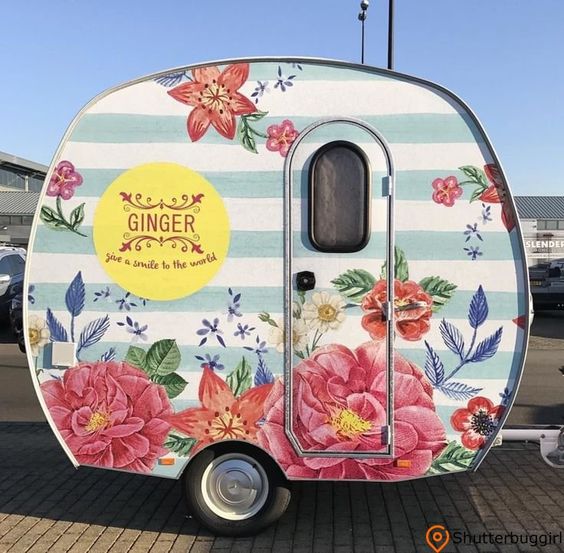 Harika boya iÅi ile süper küçük baÄbozumu kamp. Canlı ve yemyeÅil çiçeklerle açık ve beyaz Åeritler. #caravan #caravanvintage #caravanrenovation #ca ...