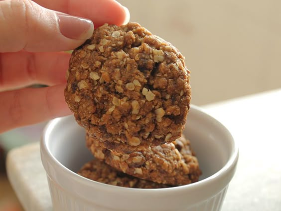 Cookie Integral de Aveia e Mel. Receita completa no GordelÃcias.