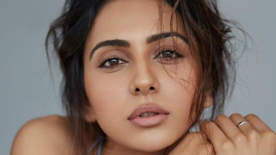 Love papayas? Use it as a glow-boosting face mask like Rakul Preet Singh