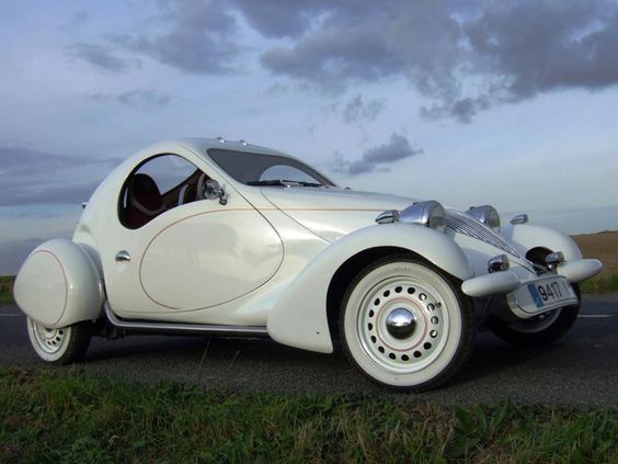 The 4 Stroke Rumen The Rumen is a car inspired from the classic cars of the thirties, both their style and their production philosophy. Each car will be produced to individual customer order and specification. The car is much more an object of art than a utility vehicle for daily transport. http://www.conceptcarz.com/vehicle/z10186/Four-Stroke-Rumen.aspx https://www.youtube.com/watch?v=qtkXVds_-n4