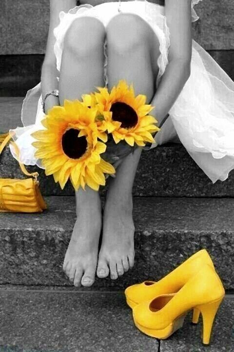 Pin by vivienne on COLOR SPLASH • FARBTUPFER | Color splash, Color splash photo, Color splash photography