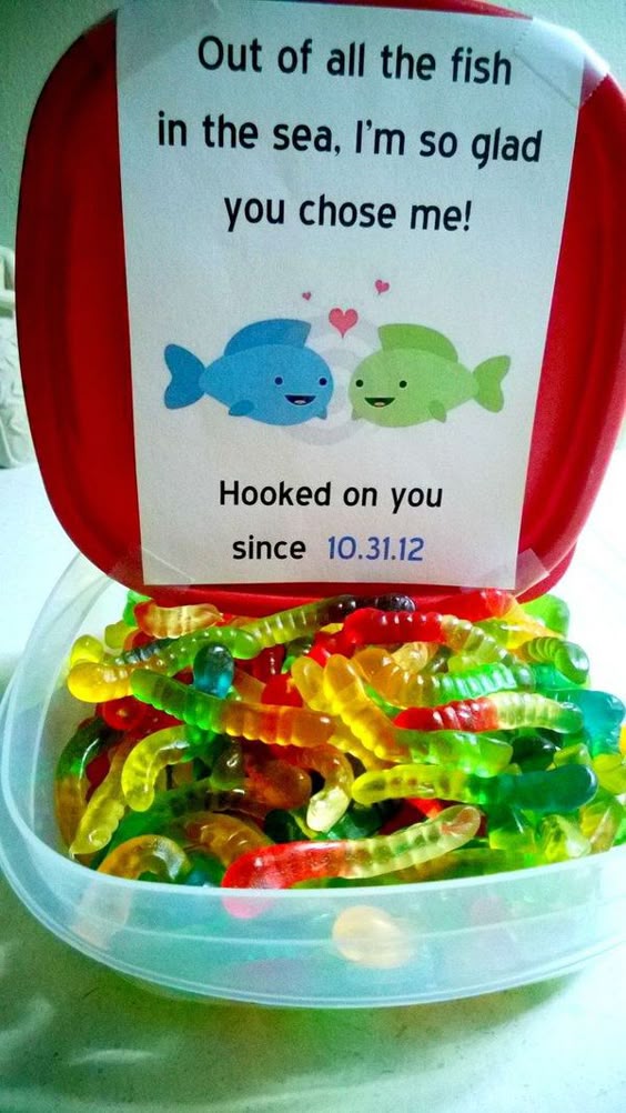Out of all the fish in the sea, I'm so glad you chose me! What cute Valentines Day idea with all these colorful candy worms and lovely messages. http://hative.com/cute-valentines-day-ideas/