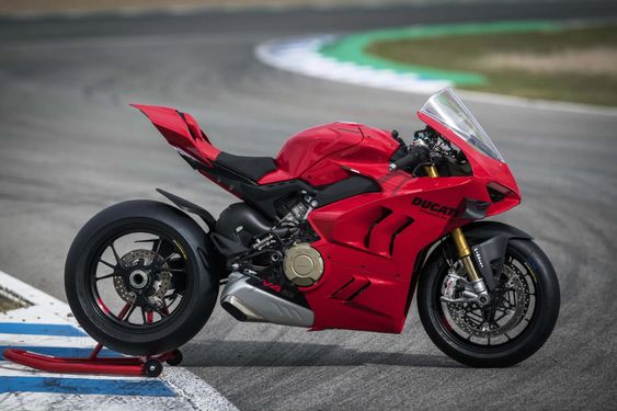What It\'s Like to Ride the 2022 Ducati Panigale V4 S, A Review