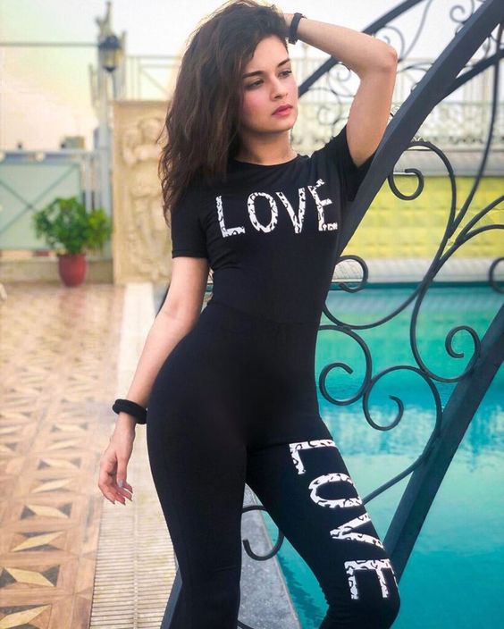 Avneet Kaur is the quintessential ‘Woman In Black’ | IWMBuzz