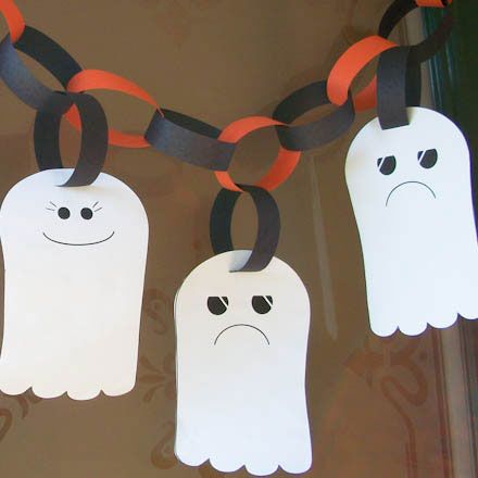 Fast+and+Quick+Halloween+Crafts | Ghost Garland - Halloween Crafts - Aunt Annie's Crafts