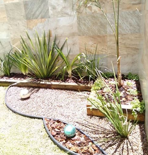 Ideas Para Decorar Patios Con Poco Dinero Decoracion Low Cost Decoracion De Patio Jardin De Interior Diseno De Patio