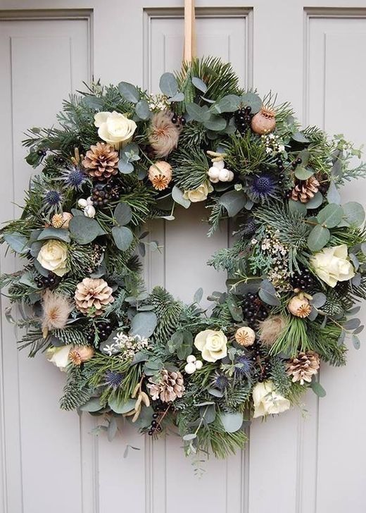 This Would Make A Cute And Unusual Christmas Wreath For The Front Door Easy Christmas Diy Christmas Picture Frames Christmas Frames