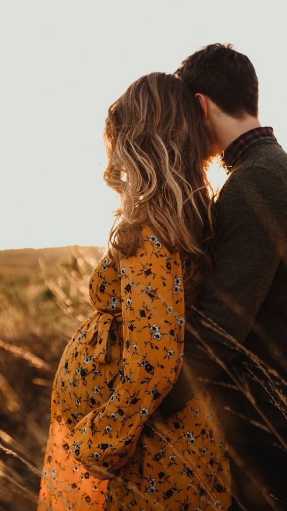 When is the best time for a maternity photography session?