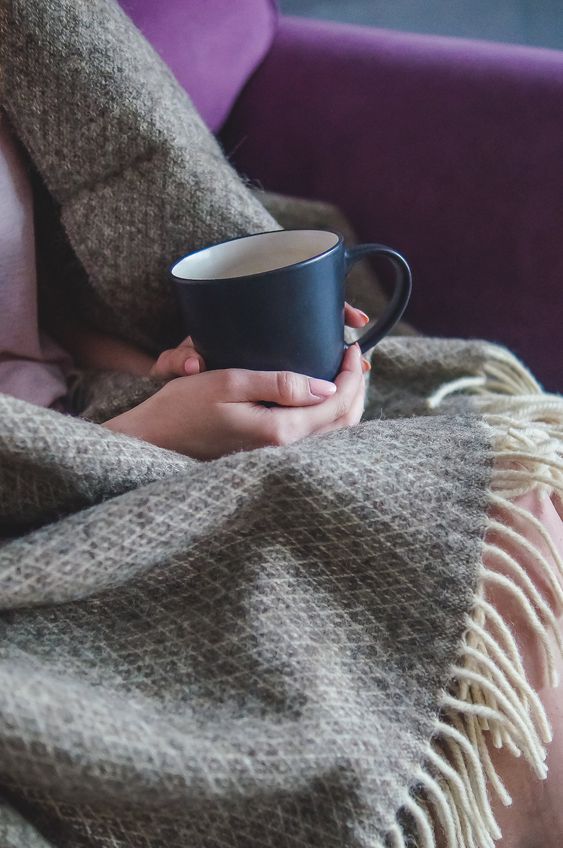A warm and cozy blanket is made in light brown neutral shades and is decorated with a chevron pattern. It will perfectly warm you in the cool evenings not only in the winter but also in the summer. After all, there is nothing more calming than the evening gatherings on the terrace or fresh air. The throw is quite light, despite the three-dimensional view. Thanks to natural materials, the plaid warms but does not broil, so it is so convenient to use it at any time of the year! The size of the bla