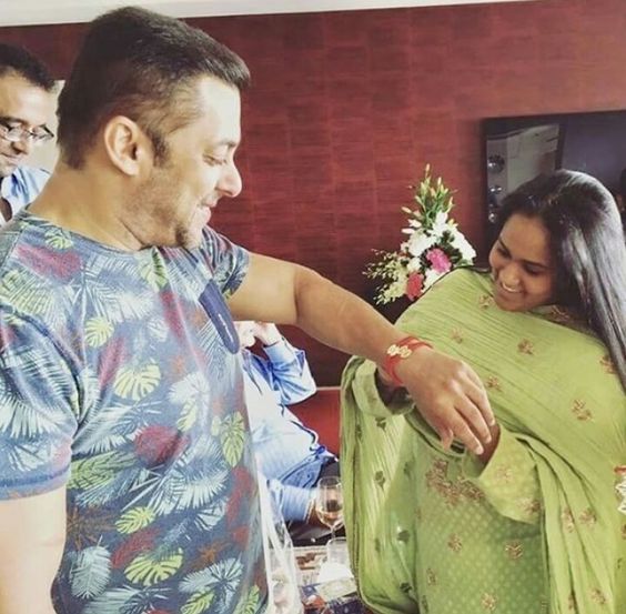 Arpita Khan ties Rakhee on her brother Salman Khan