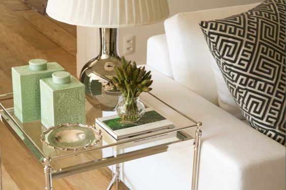 eh!DÃCOR | Mesa lateral cromada na decoração