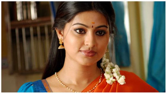 கடந்த 2000ம் ஆண்டுகளில் தமிழ் திரையுலகின் கனவு கன்னியாக இருந்த நடிகை ரம்பா சமீபத்தில் நடிகை குஷ்புவை தனது குழந்தைகளுடன் சந்தித்தார் என்பதும், இரண்டு நடிகைகளின் குழந்தைகளும் சந்தித்த இந்த சந்திப்பின் புகைப்படங்கள் வைரல் ஆனது என்பதும் குறிப்பிடத்தக்கது. இந்த நிலையில் நடிகை சினேகா மற்றும் அவரது குடும்பத்தினரை ரம்பா தனது குழந்தைகளுடன் சந்தித்து உள்ளார். வரலட்சுமி விரதத்தை அடுத்து நடிகை சினேகா தனது வீட்டில் நடந்த சிறப்பு பூஜையில் கலந்து கொள்ளுமாறு அழைப்பு விடுத்த நிலையில் ரம்பா இந்த பூஜையில் கலந்துகொ