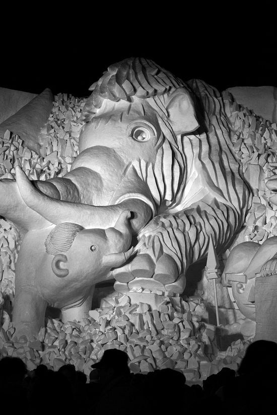 Mother and daughter elephant snow sculpture #snowSculpture #snow #winter #sculpture #animals