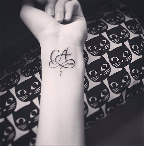 Les 25 meilleures idées de la catégorie Tatouage initiale poignet sur Pinterest