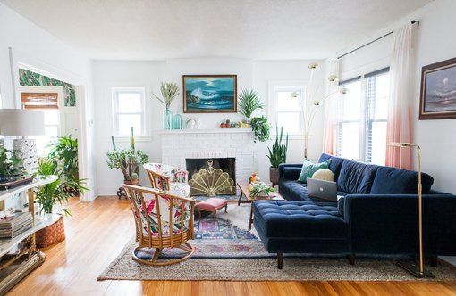 Quot Modern Eclectic Glamazon Quot Ist Dank Dieses Bungalows Unser Neuer Lieblingsdekorstil Blue Sofas Living Room Velvet Couch Living Room Boho Living Room
