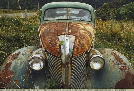 Vintage rusty car wreck, NZ, close-up, … – Bild kaufen