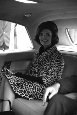 De La Jungla A La Ciudad Animal Print Jackeline Kennedy Icono De Estilo Iconos De Estilo