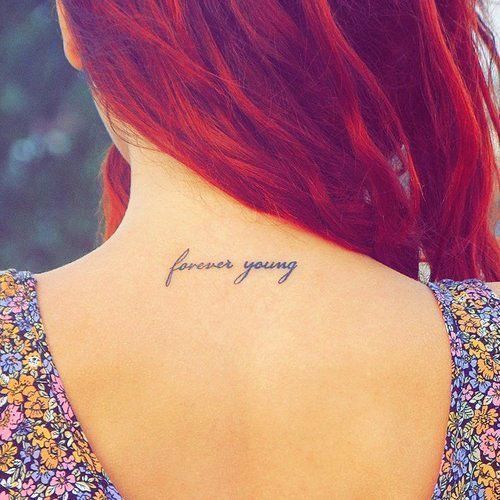 Pequeño Tatuaje Que Dice Forever Young Frase En Inglés Que Significa Por Siempre Joven Tatuado E Tatuajes Elegantes Tatuaje En La Espalda Tatuajes Cuello