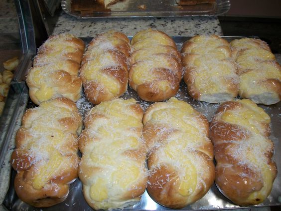 Hoje vamos mostrar duas receitas de rosca doce, uma com massa que leva leite condensado, e outra receita com recheio de leite condensado e cobertura de coco. Ambas deliciosas e fáceis de fazer, confira!