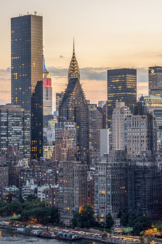 La ciudad que nunca duerme: panorámica del centro de Manhattan, tomada desde la isla Roosevelt. | New york city travel, New york life, New york wallpaper