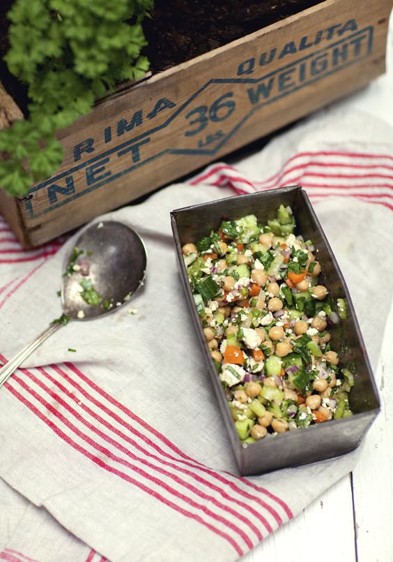 Salade de pois chiches, concombre & herbes fraîches