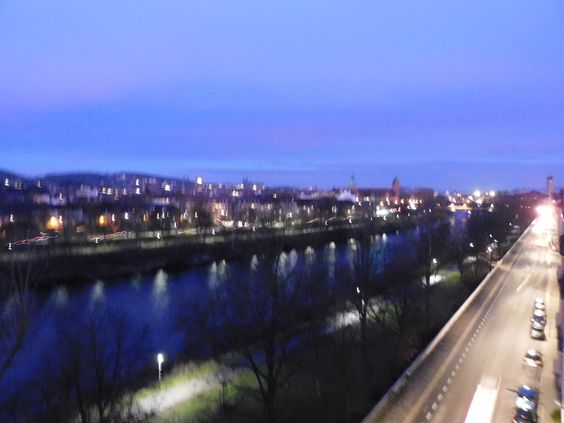 Langsam wird der Himmel immer heller, der Fluss wird dunkelblau, die Lichter der Nacht spiegeln sich noch im Wasser und in der Landschaft, um diese Art von Farben zu sehen ist mir keine Stunde zu früh ... Die Farben sind einfach überirdisch, märchenhaft und idyllisch. Jeder Tag beginnt auf diese Weise ...