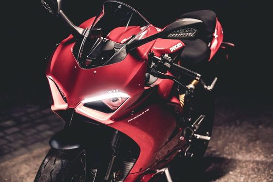 Rijtest: Ducati Panigale V4 vs. Panigale V2 - Manify.nl