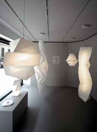 Tecnologia de dobragem único de Issey Miyake cria formas Tecnologia de dobragem único de Issey Miyake cria formas