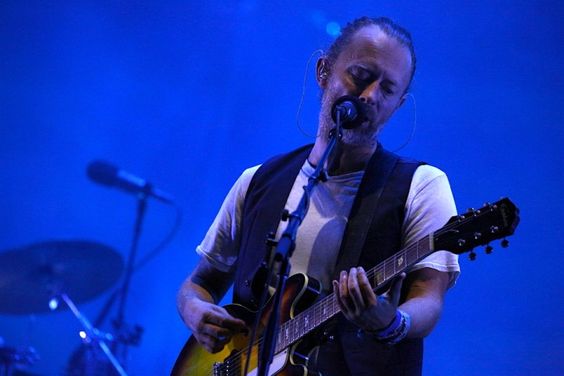 (NME JAPAN) この日、13年ぶりに彼らは日本で“Creep”を演奏した。ただ、それだけのライヴではなかった。スタジアムと思えないクオリティの音響は、冒頭の“Burn The Witch”でこそ少し揺れた部分もあったものの、続く“Daydreaming”ではその美しさに溜息が漏れる。そして、何より今回のライヴで伝わってきたのは、レディオヘッドが今なお前進を続けているということだ。“The National Anthem”や“Idioteque”といった楽曲がさらに強度を上げ、“Everything In Its Right Place”がもはや懐メロのようにさえ聴こえてしまうという地平に彼らはいた。過去の楽曲へのシニカルな姿勢ももうなかった。“No Surprises”や“Let Down”を2016年のレディオヘッドとして彼らは演奏していた。大きな円がようやく閉じたような、そんな感慨を覚えるライヴだった。