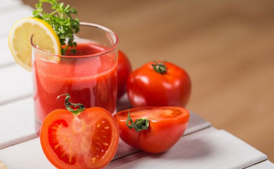 Talvez você nunca tenha parado para pensar no poder que o suco de tomate pode exercer sobre seus cabelos não é mesmo? Pois bem, tanto o suco quanto o extrato do tomate são excelentes aliados para quem quer aprender a como tirar o verde do cabelo.
E sabe porque isso ocorre? Porque o tomate é rico em ácido e em vitamina C, que atuam significativamente na remoção dessa tonalidade desagradável.
A utilização é bem simples, basta lavar bem as madeixas antes da aplicação, utilizando o seu shampoo predileto. Em seguida, aplique o suco ou o extrato nas partes esverdeadas e deixe agindo por cerca de vinte minutinhos.
Quando o tempo de ação chegar ao fim, lave novamente os fios com o seu Shampoo e depois aplique o Creme condicionante a fim de selar bem as cutículas. E lembre-se: Opte pelo suco ou extrato natural do Tomate, aqueles industrializados que você compra não apresentam o mesmo efeito e podem prejudicar suas madeixas.