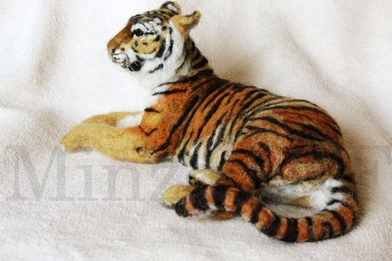 Needle felting Tiger Tiger of Amur Siberian por MinzooNeedleFelting