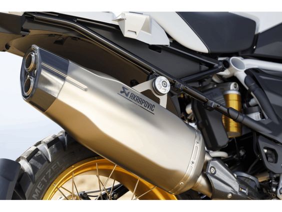 The Akrapovic Titanium Slip-On Silencer will bring more power, more torque, a more enchanting sound and less weight to your 1250GS / 1250GS Adventure as well as a high-end design and finish.Based on its experience in exhaust systems, Akrapovic in collaboration with BMW Motorrad\'s HP cell has also made sure to greatly improve the sound of the exhaust system of your R1250GS / R1250GS Adventure to make the driving experience much more enjoyable.The Akrapovic muffler will allow your 1250GS / 1250GS