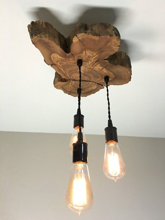 Estas hermosas y funky live-borde oliva madera luminarias son perfectas para dormitorios, superiores de las escaleras, sobre el fregadero de la cocina... Si usted busca para darle su espacio buscar un más moderno, natural o rústico. Estas losas de madera Olivares tienen una forma única