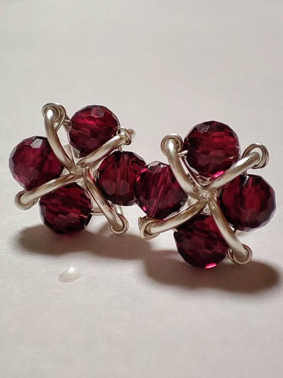 Contrairement à la photo ces boucles d’oreilles sont petites! Elles font environ 1cm de large. Elles sont faites main dans notre atelier de Provence en france Ces boucles d’oreilles magnifiques dans leur détails minimes raviront les femmes amoureuse des bijoux minimaliste et de l’élégance discrète. Vendu avec son écrin et son certificat d’autheticité