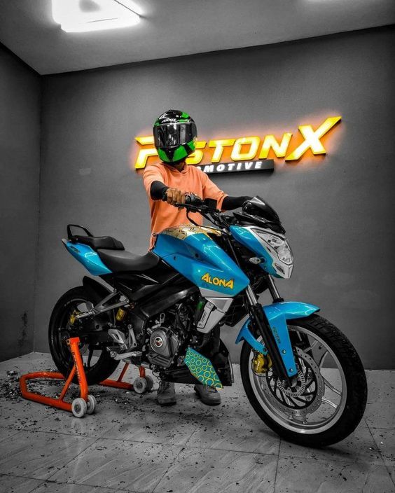 Bajaj Pulsar NS200 Eye-Catching in Blue-Silver Livery