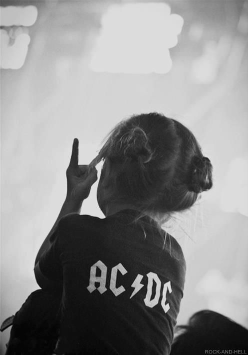 AC/DC es un grupo de hard rock con alternaciones de blues rock, formado en Sídney, Australia, en 1973, por los hermanos de origen escocés, Malcolm y Angus Young.