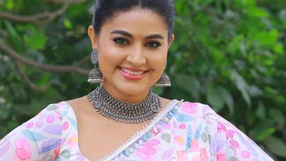Sneha – 12 January 2023 – தமிழ் திரையுலகில் கடந்த 2000ம் ஆண்டுகளில் முன்னணி நடிகையாக இருந்தவர் என்பதும், இவர் ‘என்னவளே’ என்ற திரைப்படத்தின் மூலம் தமிழில் அறிமுகமாகி அதன் பின்னர் பல திரைப்படங்களில் நடித்தார். சினேகா கடந்த சில ஆண்டுகளுக்கு முன்னர் தனுஷ் நடித்த ’பட்டாஸ்’ படத்தில் முக்கிய கேரக்டரில் நடித்திருந்தார் என்பதும் குறிப்பிடத்தக்கது. நடிகர் பிரசன்னாவை காதலித்து திருமணம் செய்துகொண்ட சினேகாவுக்கு இரண்டு குழந்தைகள் உள்ளனர். இவரது குறிப்பிடத்தக்க படங்கள் ஆனந்தம், பார்த்தாலே பரவசம், உன்னை நினைத்