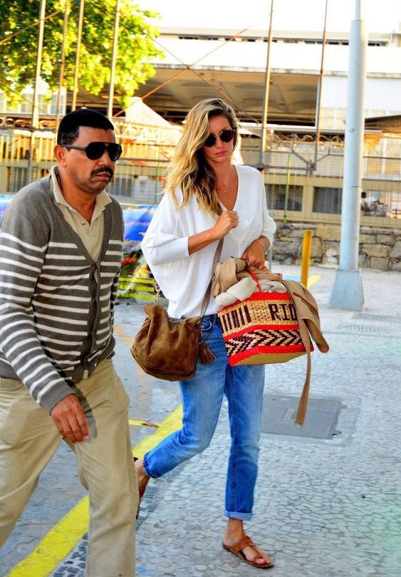 Gisele Bündchen embarca rumo aos EUA com bolsa de palha da Nannacay