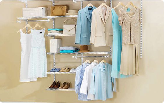 Add Elegance And Style To Your Closet With This Closet Organizer You Can Expand As Your Needs Expa Armazenamento De Armario Armario Prateleira Closets Pequenos