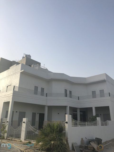للإيجار دور في الزهراء 4 غرف ماستر اول مع مصعد تشطيب جديد لم يسكن غرفة خادمة مع حمامها غرفة سايق بالسطح بلكونة كبيرة دايرة البيت مواقف مظلله مطبخ مجهز الإيجار 1