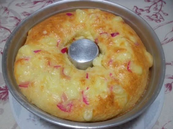 O Bolo Pão de Queijo Recheado é fácil de fazer, delicioso e ideal para o lanche da sua famÃlia. Experimente! Veja Também: Pão de Queijo Mineiro Tradicional