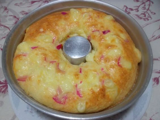 O Bolo PÃ£o de Queijo Recheado Ã© fÃ¡cil de fazer, delicioso e ideal para o lanche da sua famÃ­lia. Experimente! Veja TambÃ©m:Â PÃ£o de Queijo Mineiro Tradicional