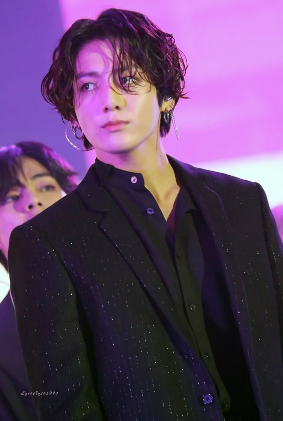 he is hot soo hot someone kill me