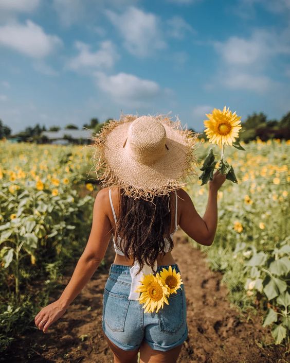 Looking for the most Instagrammable places in Maui? Here are 40+ Insta-worthy phot spots on this Hawaiian island! If you\'re planning your Maui itinerary or searching for things to do in Maui, make sure to add these to your list! From the Road to Hana and Iao Valley to Maui\'s best waterfalls and hotels, I\'ve got them all here! These are the best photography spots on Maui and basically, all of these are free things to do on Maui!