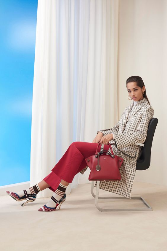 Gli Arcani Supremi (Vox clamantis in deserto - Gothian): Trend alert and must have for 2018: cropped pants, high waist bootcuts, culottes, wide leg pants, flared, ankle boots, flounce pants, fringed bottoms, splitted pants, popper pants. Tutte le alternative ai vecchi skinny
